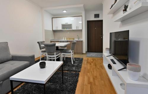 Luksuzni apartman Zova Deluxe sa modernim enterijerom i terasom u prirodi Zlatibora