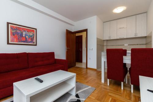 Apartman Nadja Zlatibor stan na dan smestaj blizu centra sa crvenom garniturom terasa parking